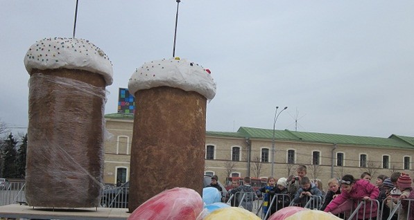 Пасха в Харькове: Благодатный огонь, гигантские куличи и выставка поделок