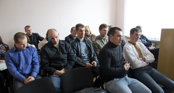 Адвокаты тризубовцев, которые обезглавили памятник Сталина в Запорожье, считают, что бюст изготовили еще в прошлом столетии