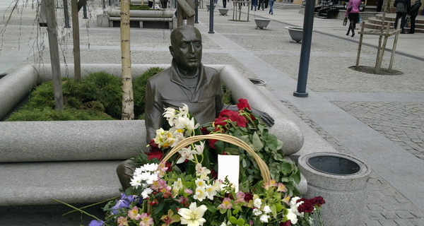 В Днепропетровске завалили цветами памятник убитому бизнесмену