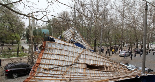 Ураган в столице: ветер сорвал кровлю с домов, а людей привалило деревьями