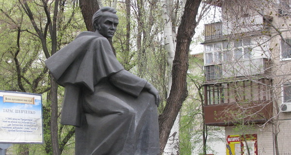 В Днепропетровске поймали бывшего зэка, содравшего с памятника Шевченко бронзовые буквы