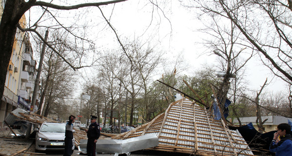 В Симферополе разгребают завалы после урагана