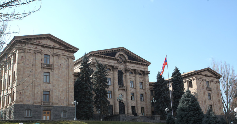 Выборы в Армении: интриг пока три