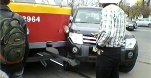 В Одессе джип протаранил трамвай с пасажирами