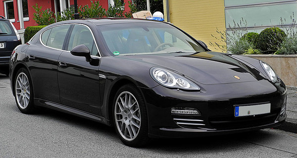 Киевлянка продала элитный Porsche Panamera за тысячу гривен