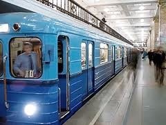 Киевское метро не работало несколько часов из-за мужчины на рельсах