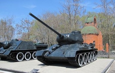 В Одессе танки на мемориале нечаянно покрасили в черный цвет 