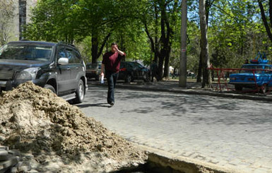Центр Одессы в фекалиях: на Соборке 10 дней течет канализация