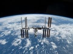 Трое космонавтов возвращаются на Землю