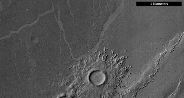 Ученые обнаружили следы разлившейся лавы в марсианских кратерах