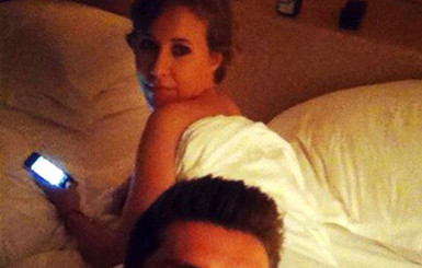 Собчак обнародовала фото в постели с мужчиной