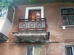 В Сумской области обвалился балкон с двумя подростками