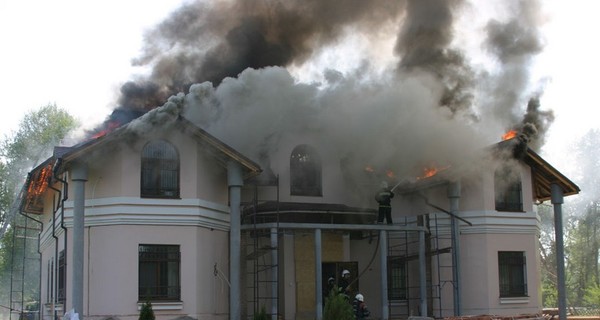 Под Полтавой строители сожгли элитный особняк