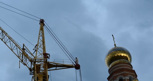 Под Одессой вторые сутки не могут снять мужчину с башенного крана