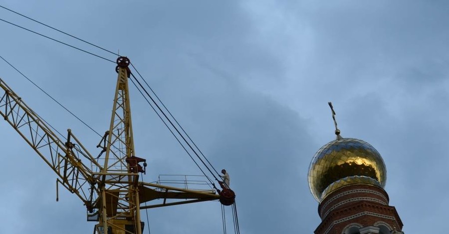 Под Одессой вторые сутки не могут снять мужчину с башенного крана