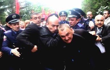 У Вечного огня в Тернополе националисты подрались с милиционерами