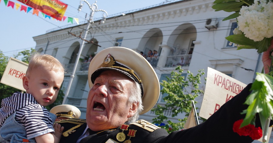В Севастополе в одной колонне маршировали россияне и украинцы