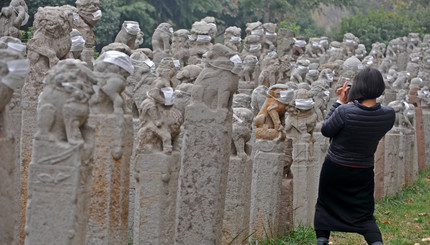 В Китае студенты надели маски на древние статуи