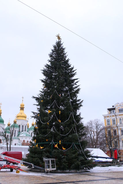 В Киеве кипит подготовка к новогодним праздникам: фото