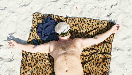 Фотограф показал отдыхающих людей на пляже с неожиданного ракурса