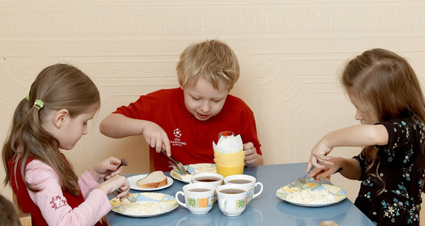 Новое единое меню в детсадах: правильно ли кормят малышей