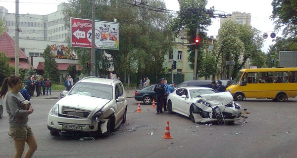 Авария в Киеве: Porsche разбил две машины
