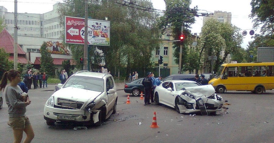 Авария в Киеве: Porsche разбил две машины