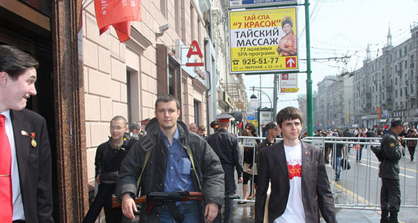 Блогер с муляжом автомата свободно разгуливал по Москве