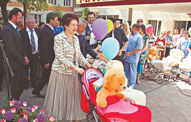 Людмила Янукович отпраздновала День матери в роддоме 