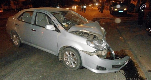 В Одессе из-за ям на дороге столкнулась легковушка с байком