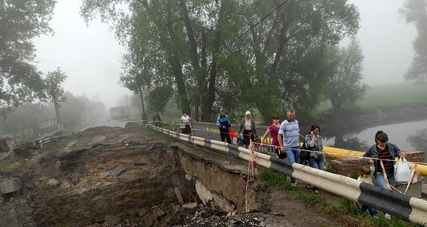 Из-за подготовки к Евро-2012 под Киевом рухнул мост?