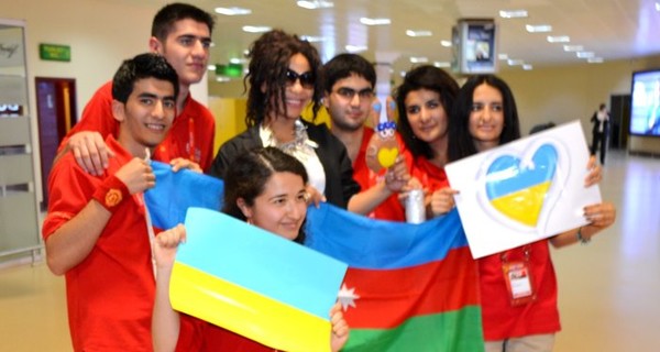 Азербайджанцы встретили Гайтану в Баку украинскими флагами