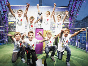 Флагоносцы побывали в Киеве у главного трофея УЕФА ЕВРО 2012ТМ