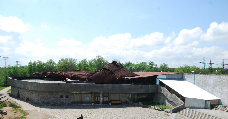 В Запорожье ураганный ветер сорвал крышу музея казачества на Хортице