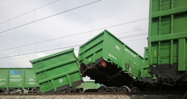 Из-за схода вагонов в Крыму 4 пассажирских поезда могут задержаться до утра