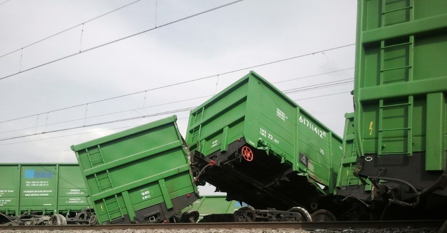 Из-за схода вагонов в Крыму 4 пассажирских поезда могут задержаться до утра