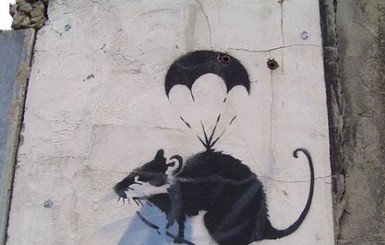 Сантехник уничтожил граффити известного художника Бэнкси