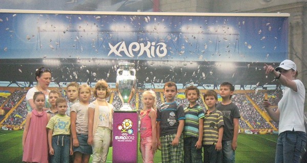 В Харькове очередь к кубку УЕФА растянулась на всю площадь Свободы
