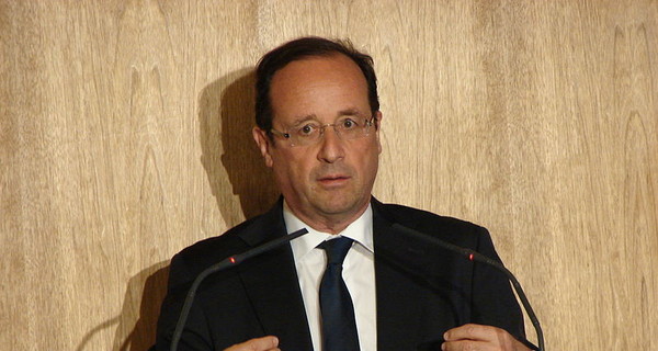 Французский кабмин понизил зарплату себе и президенту на 30%