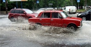 Фотофакт: В центре Донецка после мелкого дождя плавают машины