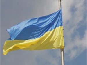 В Киеве пьяные студенты похитили флаг с суда, где рассматривают дело Тимошенко