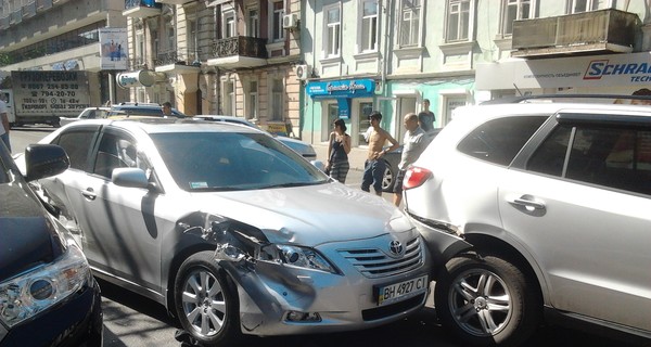 Крупное ДТП в центре Одессы: кабриолет на скорости протаранил пять автомобилей