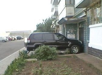 Ромео подпер дверь любимой авто – жители дома шли на работу через балконы