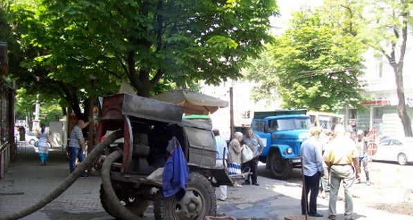 В центре Одессы под землю ушла часть улицы