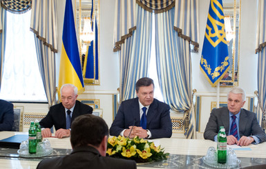 Янукович попросил депутатов повысить зарплаты в стране 