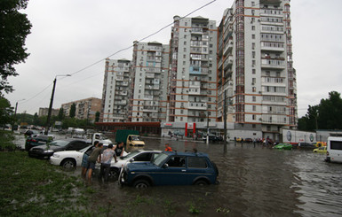 Потоп в Одессе: реки по пояс, сотни утонувших авто и одна жертва