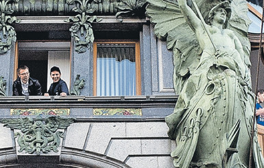 Создатель ВКонтакте развлекался, разбрасывая пятитысячные купюры из окна офиса