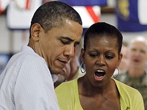 Барак Обама каждый вечер укладывает супругу спать