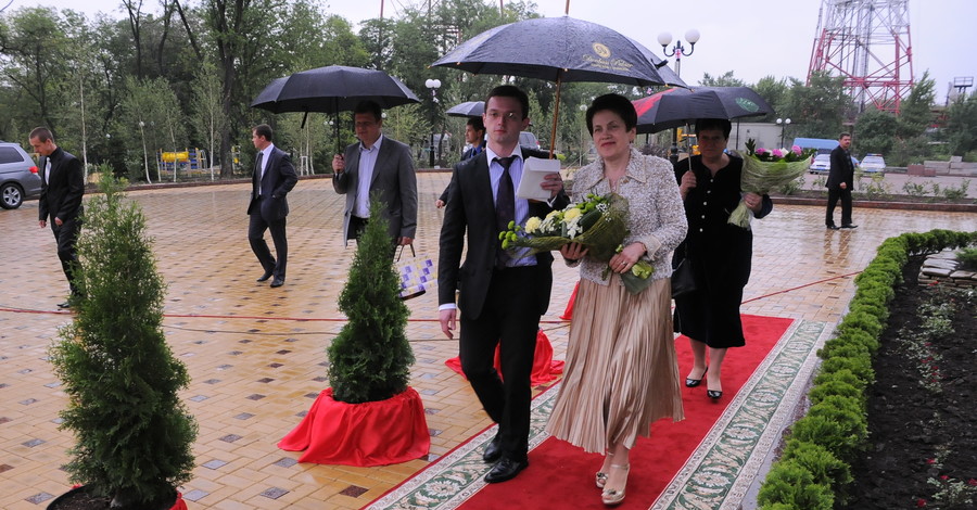Людмила Янукович в Донецке сходила в гости к грузинам