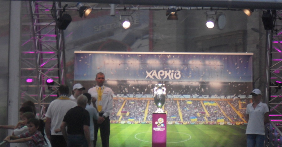 200 тысяч болельщиков стояли в очереди по 2 часа, чтобы увидеть Кубок Евро-2012